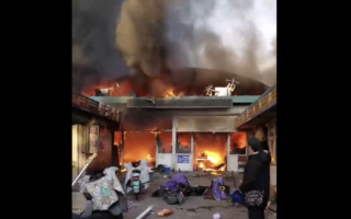 河北张家口菜市场发生大火 已酿8死15伤