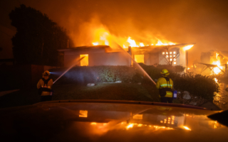 更新：飓风级强风推助 南加大火失控蔓延