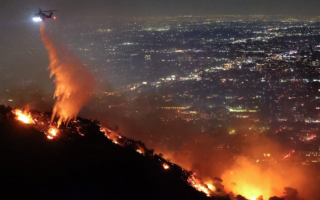 洛杉矶市被“火钳”夹击 好莱坞山燃烧