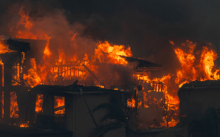 南加州野火延烧 上百房屋被毁 万人撤离