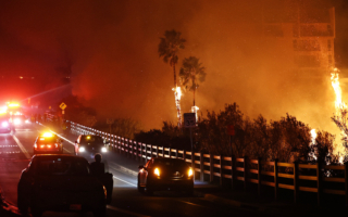加州野火迅速蔓延 迫使马里布居民撤离