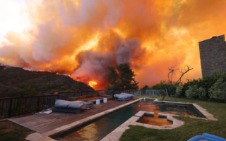 破坏性风暴袭南加州 熊熊野火再次延烧