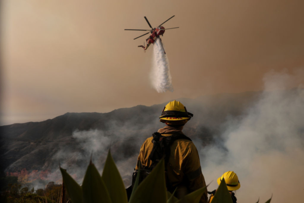 强风再度来袭前 消防员奋力围控洛杉矶大火
