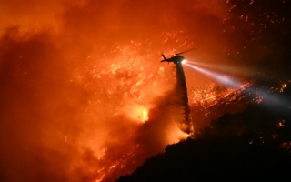 洛杉矶大火增至16死 当局扩大撤离行动