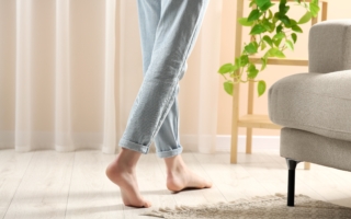 在家里赤脚走路好不好？ 看看医生怎么说
