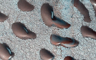 NASA卫星在火星上拍到巨大的“腰豆”