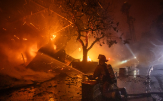 洛杉矶大火烧不停 美制片人工会再次推迟提名