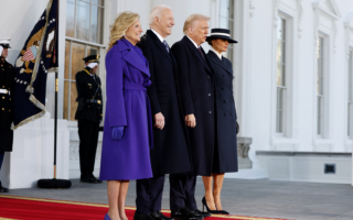 组图：拜登夫妇欢迎川普夫妇重返白宫