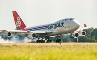 为什么航空公司租轮胎给飞机使用？