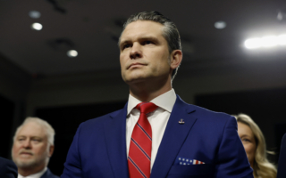 万斯投关健一票 参院确认海格塞斯为防长