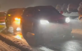 大陆民众自驾返乡遇暴雪 2小时车程开了一天