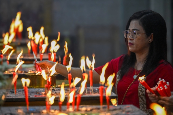 组图:新年伊始 海内外华人进庙烧香祈福