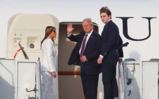 组图：川普一家搭乘空军飞机抵达华盛顿
