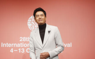 周润发新年宣传新电影 新发型获赞年轻又帅气