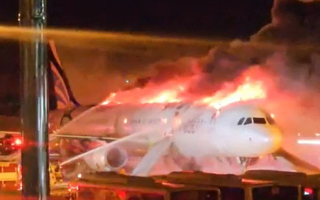 韩国釜山航空班机准备飞香港 在机场起火