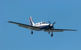 飞行员心脏病发作 无飞行经验妻子成功迫降