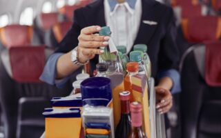 专家警告 在飞机上千万别喝这种饮料