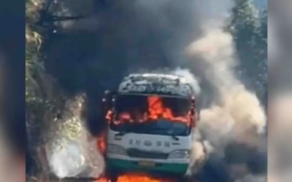 广东怀集公交车起火至少6死 网民：都是学生