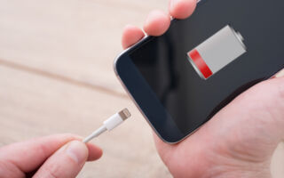 把手机充电到100% 会损害电池吗？