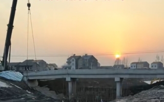 湖北荆州一新桥刚竣工就倾斜 引热议