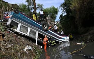 危地马拉巴士坠谷55死 总统宣布全国哀悼三天