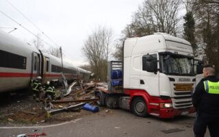 德国城际列车与卡车意外相撞 酿1死25伤