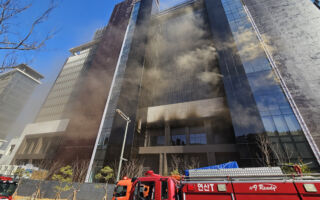 韩国釜山一酒店工地发生火灾 致6死25伤