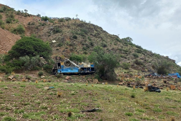 玻利维亚一巴士坠入深谷 至少31死15伤