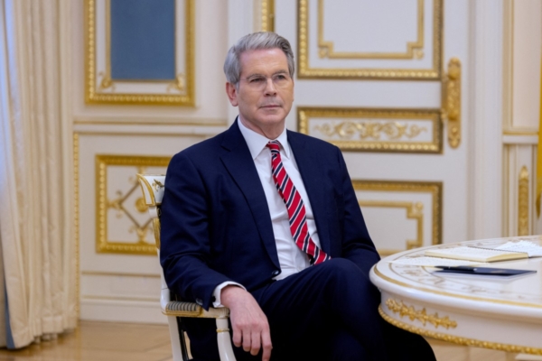 贝森特和何立峰通话 关切中共不公平政策