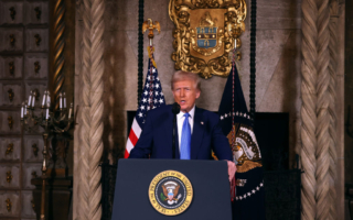 川普称泽连斯基独裁者 两领导人关系紧张