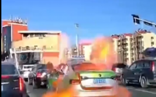 青岛一出租车在等红灯时爆炸起火