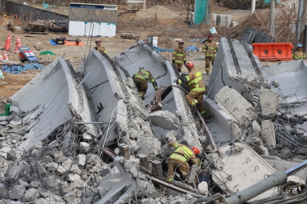 韩高速公路在建桥梁坍塌酿4死 含2中国人