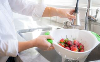草莓容易藏污纳垢 正确清洗草莓的方法