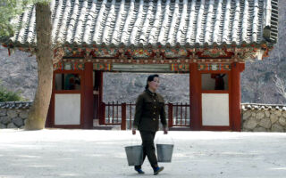 朝鲜女教师为何会提两桶水上公寓楼？