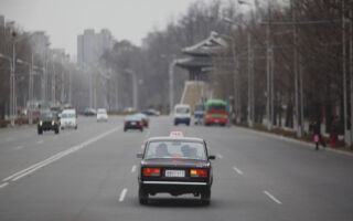 朝鲜富家女买出租车营业 年轻男性抢当司机