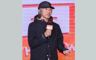 周星驰近况曝光 与大陆网红合照表情引热议