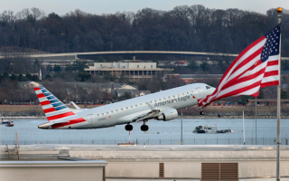 美航班机中止降落里根机场 以避开另一飞机