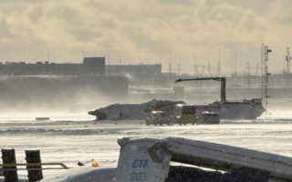飞机底朝天起火 达美客机多伦多皮尔逊机场失事