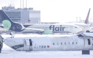 飞机降落时侧翻 达美航空赔每名乘客3万美元