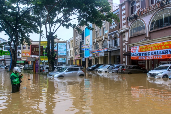 组图:印尼首都暴雨成灾 数千民众紧急撤离