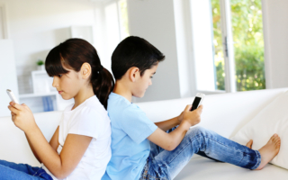 育儿专家疾呼：不要让科技养育你的小孩