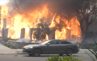 为何上天眷顾他？狂风大火下 他的房子毫发无损