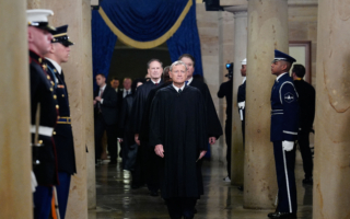 首席大法官下令 暂缓解冻美国对外援助资金