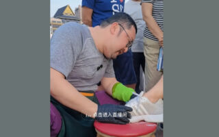 大陆资深演员无戏可拍 摆摊擦鞋每次10元引围观