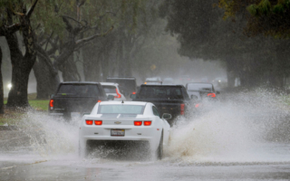 风暴袭南加 洛县发布泥石流疏散警告
