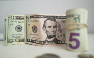 家里放多少现金最合适? 专家这样说