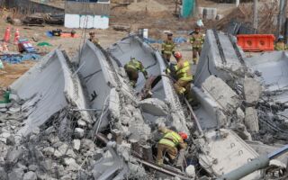 韩高速公路在建桥梁坍塌酿4死 含2中国人