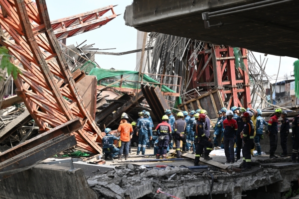 泰国兴建中高速公路桥梁坍塌 致5死24伤