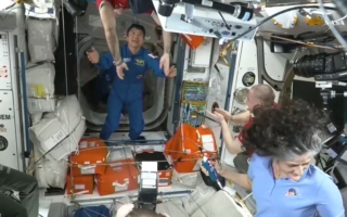 宇航员乘龙飞船抵太空站 遇到“外星人”？