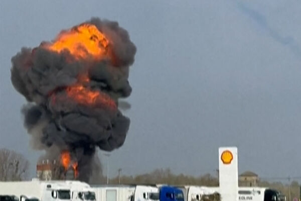 法国飞行表演队两机相撞 3飞行员弹射逃生